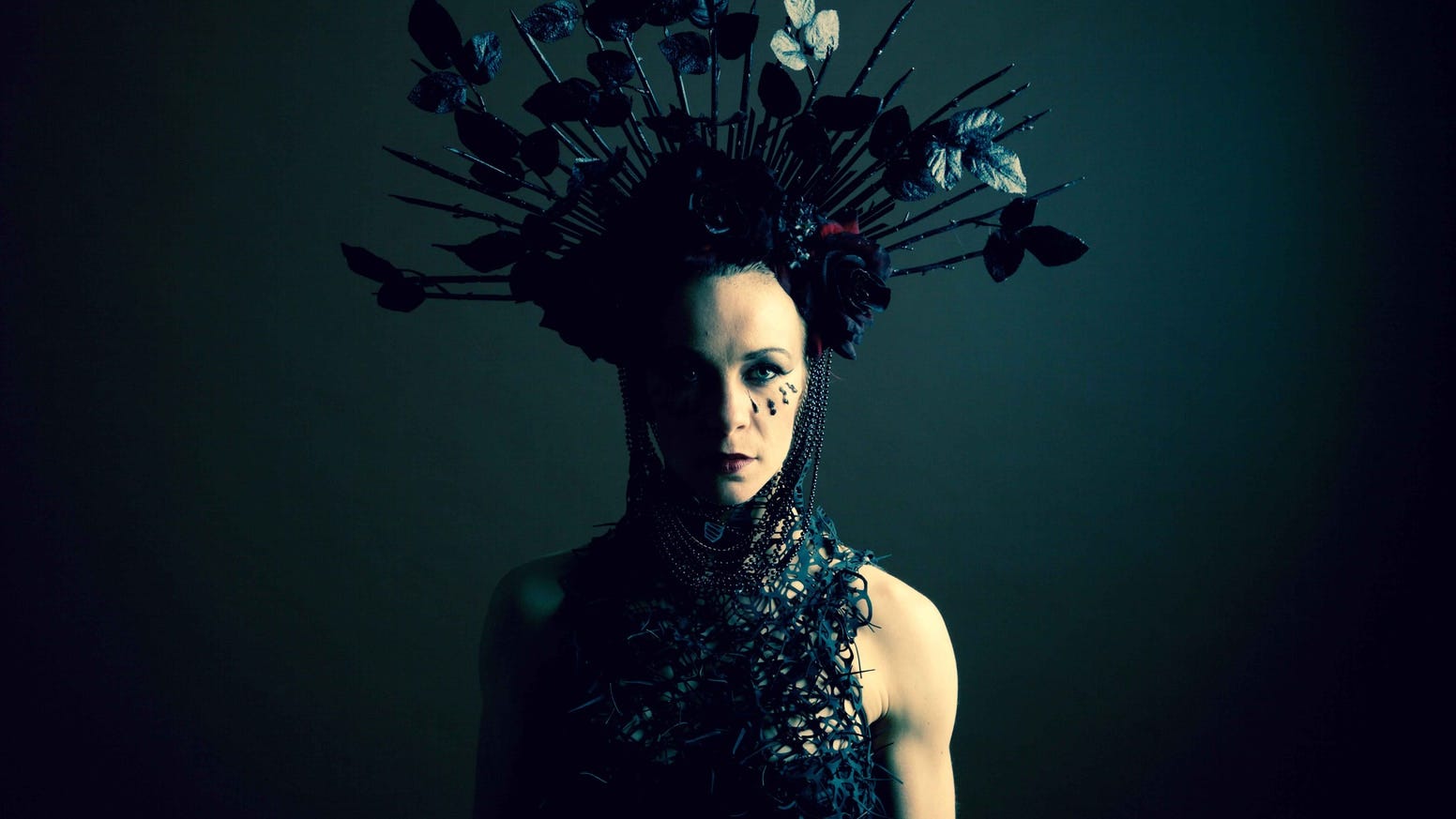 ‘Becoming Shades’ Reveals Only a Pale Shadow of Immersion (The NoPro Review)