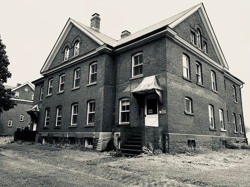 NYC: Nine Cases: Colonels Row